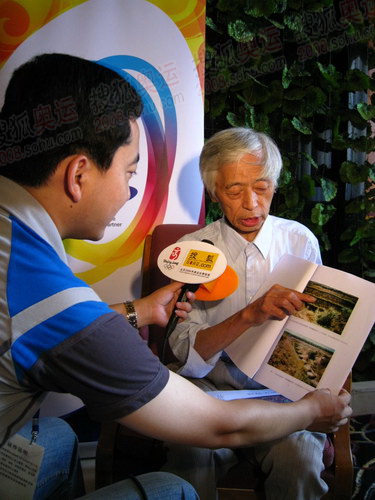 奧運(yùn)官網(wǎng)記者采訪長春火炬手劉平