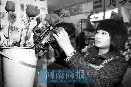 情人節未到鄭州市場玫瑰提前綻放 價格貴三成