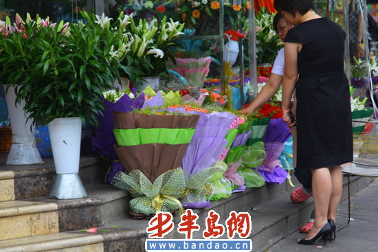 5毛一張的包裝紙賣10元錢 花店包裝20倍暴利 差價驚人