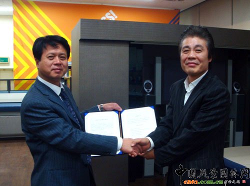 11��9�գ�ɽ�|��W������Уˇ�g�WԺ�OӋϵ������ꖽ����S�WУ"�������v��"��5�ڳ��L�n��������W����