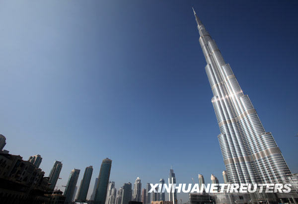 1月4日，總高超過800米、樓體160層的“迪拜塔”矗立在阿拉伯聯合酋長國迪拜。阿拉伯聯合酋長國將于當日為“迪拜塔”舉行落成典禮，揭開這座高樓確切高度的謎底。