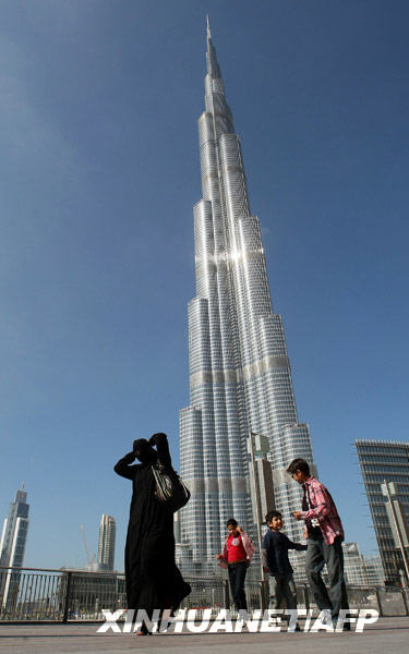 1��4�գ��ڰ����������L���ϰݣ�һ���������DŮ�������ӏĿ��߳��^800�ס����w160�ӵġ��ϰ����������^��