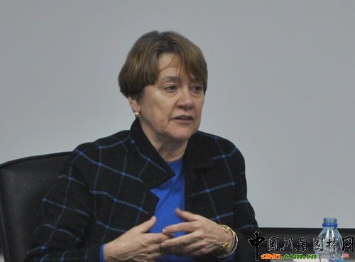 �eϦ���၆��W(xu��)�O(sh��)Ӌ(j��)�W(xu��)ԺԺ�L(zh��ng)Marilyn Jordan Taylor������ɏ���s����̩�գ�Ůʿ