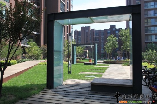 ��ɫ���^��