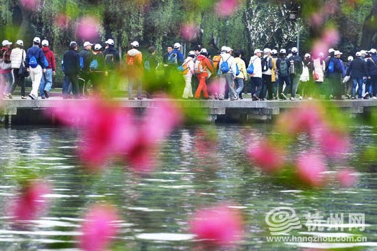 2010��4��11�գ������n�����ο��ں��������Ѻ�ͽ�������