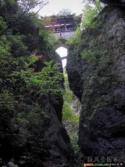 ���ɽ�L�����م^(q��)һ���� A Line-like Sky