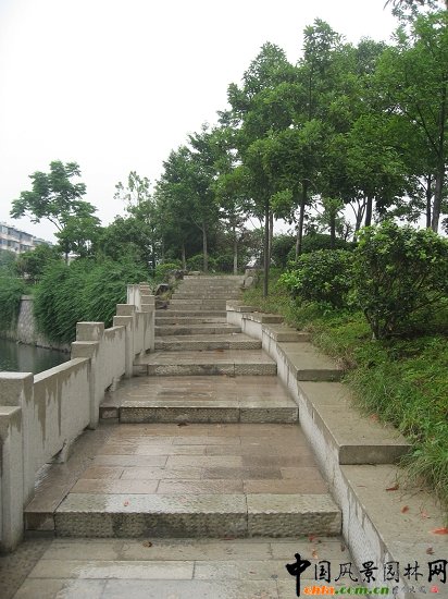 ������ɽ��(������B-�Ͻ���l)�C�����ξG������