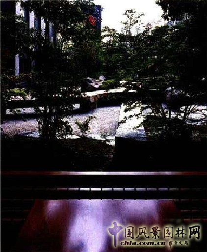 枡野俊明 中庭 瀑松庭