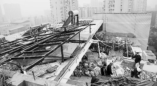 城管拆除了屋頂上玻璃頂棚