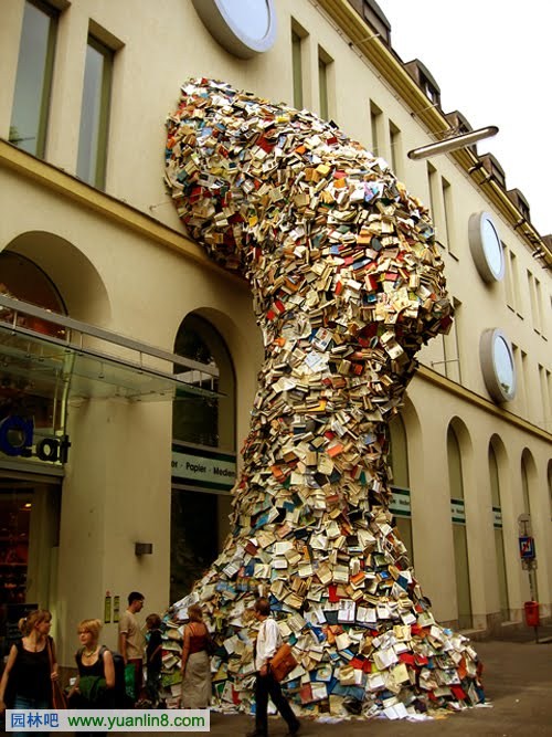 大量的書(shū)像瀑布一樣從窗口倒到街上