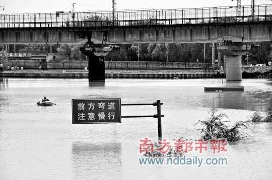 京港澳高速公路一橋下嚴重積水，導致多臺車輛被淹