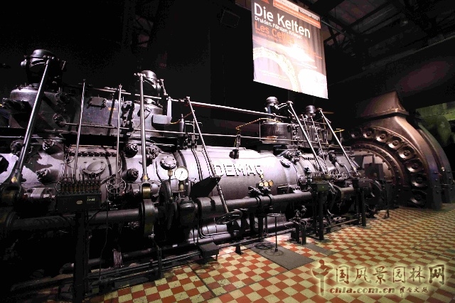 超過6000平米的廠房內停放著恐龍般巨大的機器