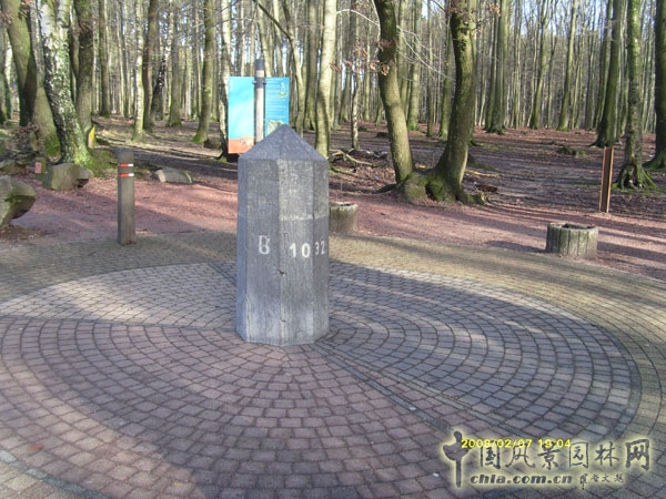  B代表比利時，左邊一小塊地方代表荷蘭，右邊一小塊代表德國和比利時之間的爭議地，