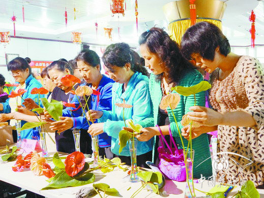 居民們現場參與插花的熱情高漲。