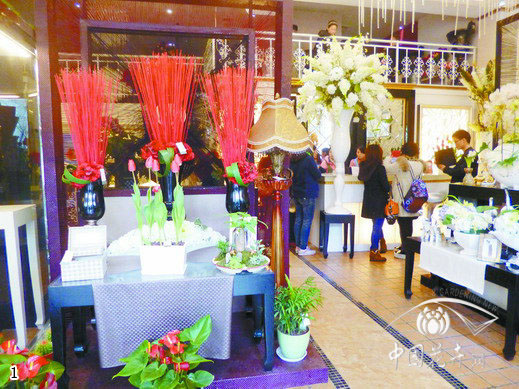 入口處的屏風設計及側后方的收銀臺