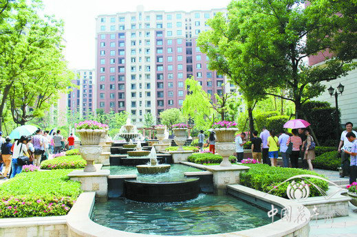 中央景觀帶采用典型英式園林設(shè)計(jì)手法