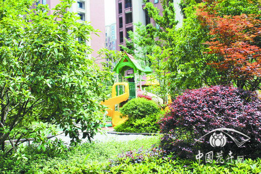 兒童游樂(lè)場(chǎng)掩映于植物景觀之中，景觀功能兼具