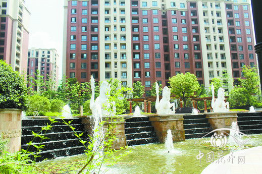 跌水與雕塑完美搭配，傳遞雅戈?duì)柕摹褒堮R精神”。