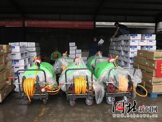 石家莊市園林局發放美國白蛾防治藥品和設備