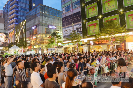 生態立體墻面綠化上展示的激光秀