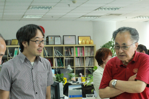 小林治人先生與年輕設計師親切交流