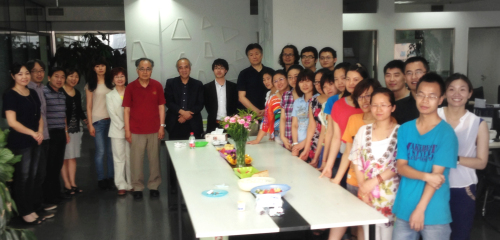 ATLAS年輕設計師主動與各位前輩合影留念