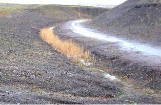 景觀設計師在山腳處挖了一條水渠