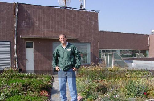 密西根州立大學屋頂綠化專家在內蒙古參觀屋頂綠化項目