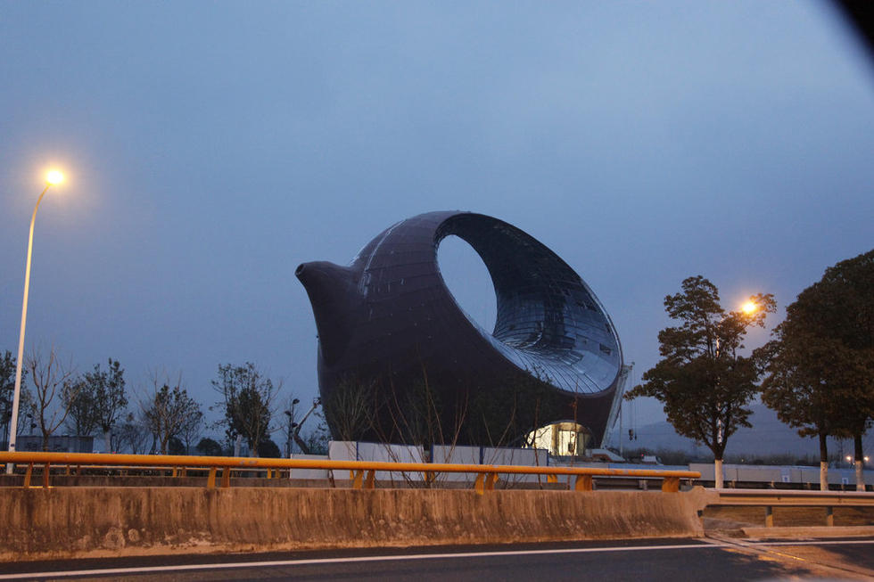 江蘇無錫，一座正在建造的紫砂壺形狀的建筑