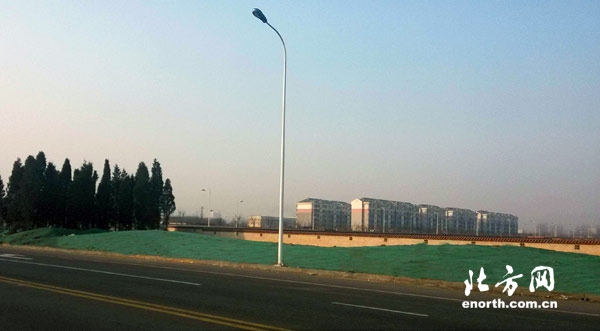 薊縣園林部門給種植土上披“綠衣”