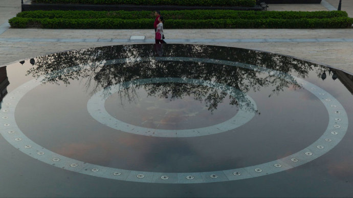 入口廣場的圓形大水池