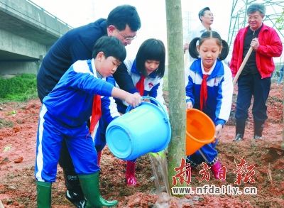 市委書記薛曉峰等與小學生一起植樹。