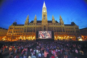 市政廳廣場的夏季電影節，是每年一度的城市盛會。