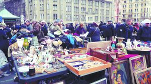 Naschmarkt的露天跳蚤市場，光顧者絡繹不絕。