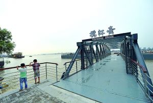 由躉船改造的攬江臺(tái)是一處很好的觀江平臺(tái)。