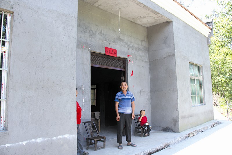 李光新全家已搬入新房子