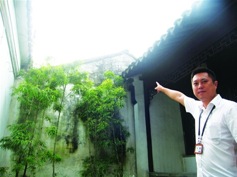 耦園西花園緊臨民宅。