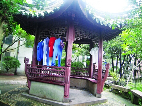 蔭廬六角亭里晾著衣物。