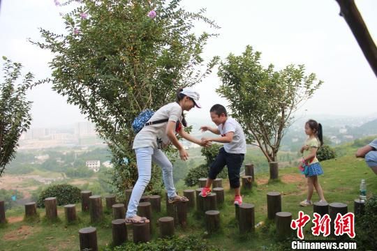 游客在雙龍紫薇園內(nèi)嬉戲。