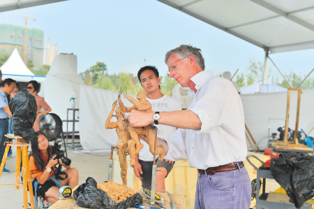 英國(guó)雕塑家米勒正對(duì)著模特制作籃球運(yùn)動(dòng)雕塑，他擅長(zhǎng)具像寫(xiě)實(shí)的人物雕塑。