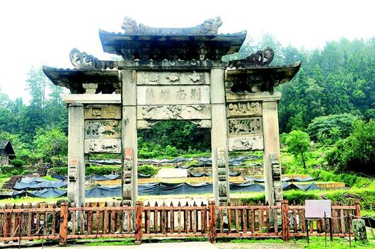 圖為：功德牌坊