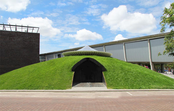 隱藏在巨大草坡內的熱帶雨林風情