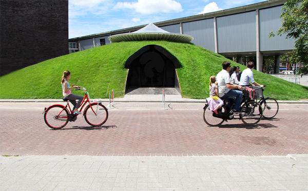 隱藏在巨大草坡內的熱帶雨林風情