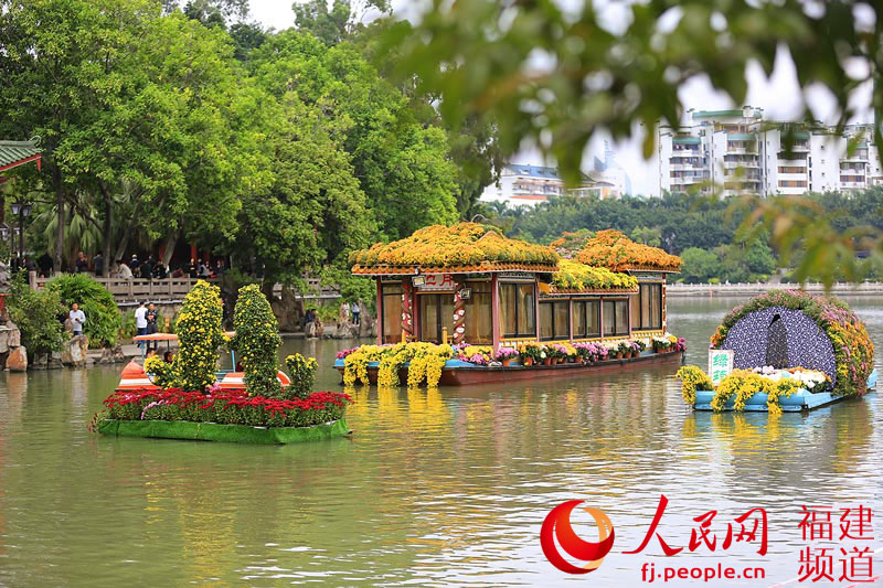 西湖公園菊展創(chuàng)歷屆規(guī)模之最 首次亮相大型造型藝菊