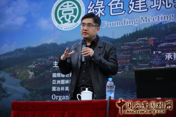 香港園境師注冊局局長、香港園境師學會原會長陳弘志