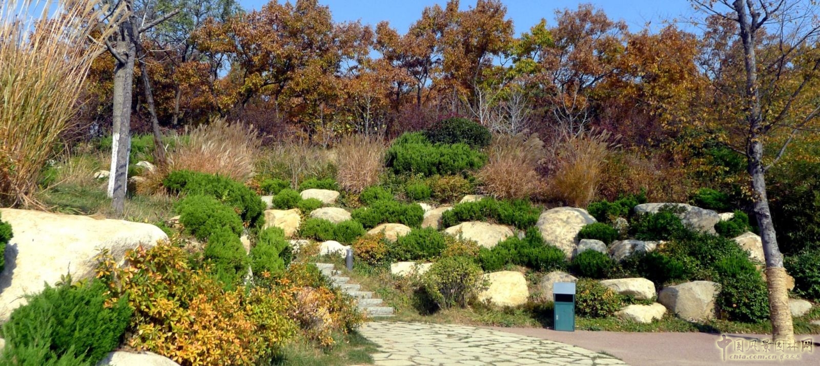 公園內高差的處理——就地取材的石頭