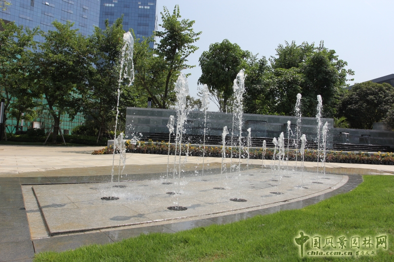 弧形涌泉廣場(chǎng)板材現(xiàn)場(chǎng)制模板放射性切割