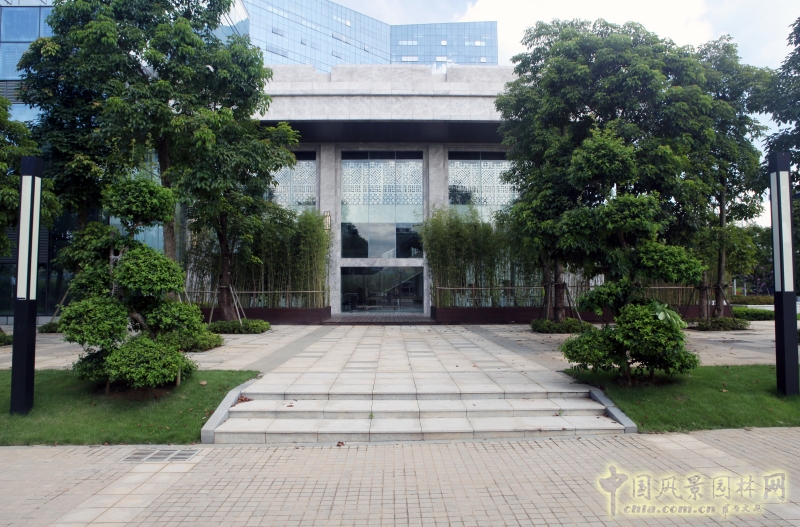 主樓北側戶外咖啡廳一角