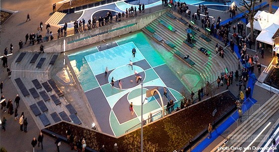 由雨水集成的水上廣場：荷蘭鹿特丹雨水廣場