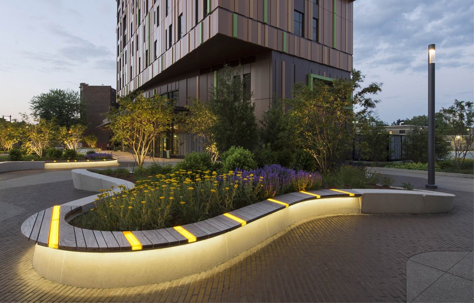 麻省藝術(shù)與設(shè)計(jì)學(xué)院宿舍樓前小廣場(chǎng)設(shè)計(jì)